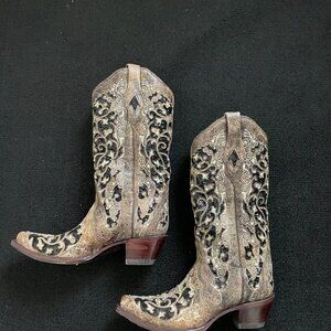 Corral tan & black cowgirl boot with rhinestones size 9.5